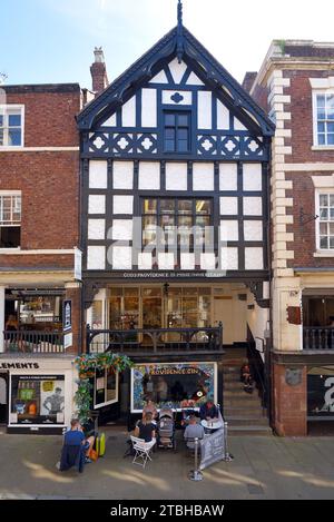 Pavement Cafe & historische Gebäude, God's Providence House (1652), Boutiquen, The Rows Watergate Street Old Town Chester England Stockfoto