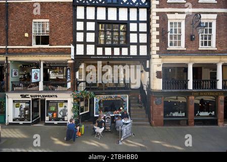 Pavement Cafe & historische Gebäude, God's Providence House, Boutiquen, The Rows Watergate Street Old Town oder Historic District Chester England Stockfoto