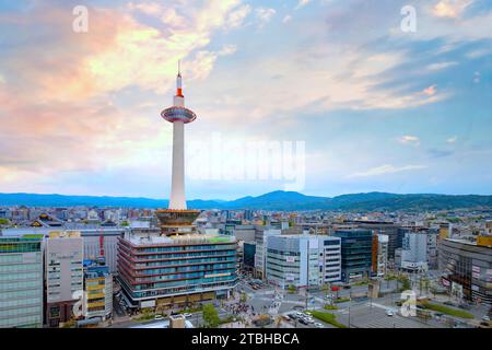 Kyoto, Japan - 6. April 2023: Der Kyoto-Turm wurde 1964 fertiggestellt. Es ist das höchste Gebäude in Kyoto und steht auf einem 9-stöckigen Gebäude gegenüber Stockfoto