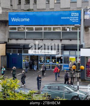 Leute vor dem Haupteingang des Derriford Hospital Plymouth. Eingangstür zum Universitätskrankenhaus Plymouth. Stockfoto