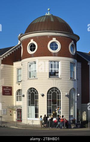 Grundschule & neoklassischer Eckturm mit Okuli- oder Rundfenster, Dean Walters Building Teil der John Moores University Liverpool England Großbritannien Stockfoto