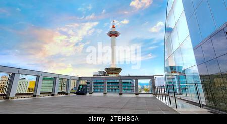 Kyoto, Japan - 6. April 2023: Der Kyoto-Turm wurde 1964 fertiggestellt. Es ist das höchste Gebäude in Kyoto und steht auf einem 9-stöckigen Gebäude gegenüber Stockfoto