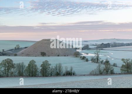 Frostiger Wintermorgen über Silbury Hill in Wiltshire, England. Winter (Februar) 2023. Stockfoto