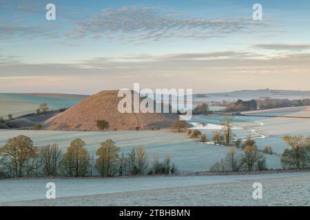 Frostiger Wintermorgen am Silbury Hill in Wiltshire, England. Winter (Februar) 2023. Stockfoto