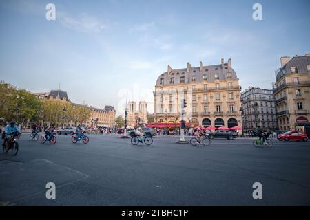 Paris, Frankreich - 8. Oktober 2023 : Panoramablick auf den Place Saint Michel und die Kathedrale Notre Dame im Hintergrund Stockfoto