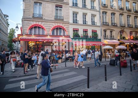 Paris, Frankreich - 8. Oktober 2023 : Touristen und Pariser genießen Essen und Getränke im Freien in der beliebten Rue de Buci in Saint Germain Paris Frankreich Stockfoto