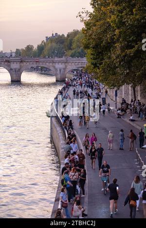 Paris, Frankreich - 8. Oktober 2023 : Blick auf Touristen und Pariser Spaziergänge neben der seine in Paris Frankreich Stockfoto