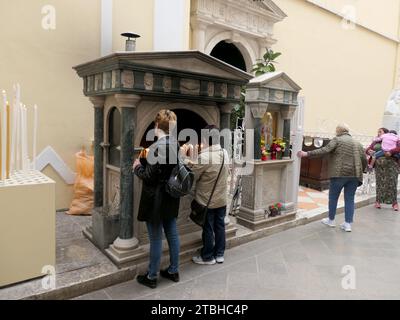 Korfu Stadt, Griechenland. Mai 2022. Die Menschen zünden Kerzen vor der griechisch-orthodoxen Kirche Agios Spiridon, die dem schutzheiligen der Insel gewidmet ist, in Korfu Stadt auf der Ionischen Insel Korfu in Griechenland an. Quelle: Beate Schleep/dpa/Alamy Live News Stockfoto