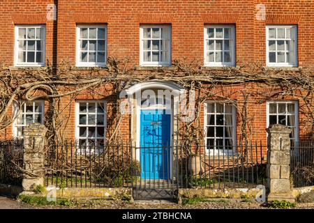 Fassade eines historischen Hauses in Cathedral Close, Salisbury, Wiltshire, England. Winter (Februar) 2023. Stockfoto