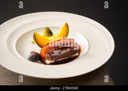 Geschmortes Lamm (Hammelfleisch) in brauner Sauce Stockfoto