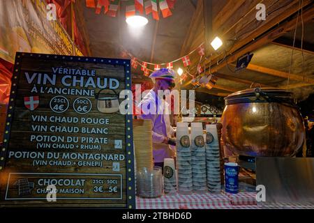 LYON, 5. Dezember 2023 : auf dem Weihnachtsmarkt in Lyon stehen fast 100 Holzchalets auf dem Platz, ihre Ausstellungen voller Kunsthandwerk, festliche Feierlichkeiten Stockfoto