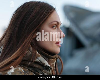 Porträt einer ukrainischen Soldatinnen, die während ihres Urlaubs im Park ruht. Frauen und Krieg in der Ukraine. Russische militärische Invasion in der Ukraine. Seitenansicht. Stockfoto