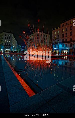 LYON, FRANKREICH, 7. Dezember 2023: Pool of Place de la Republique während des Lichterfestes, das die Schönheit Lyons offenbart, als es ihr Weltklasse ist Stockfoto