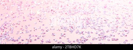 Banner mit silbernem Kristallkonfetti auf rosa Hintergrund. Selektiver Fokus. Stockfoto