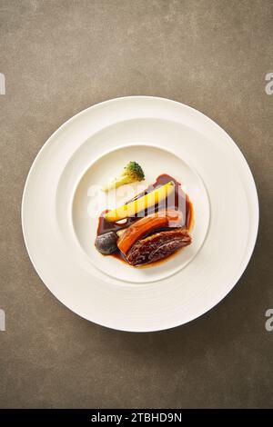 Geschmortes Lamm (Hammelfleisch) in brauner Sauce Stockfoto