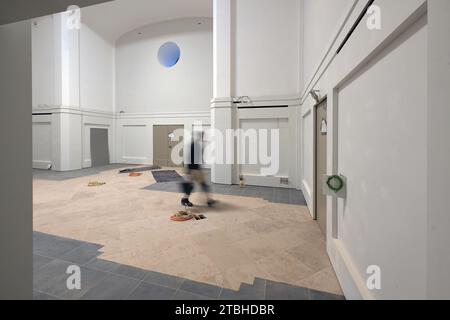 Potsdam, Deutschland. Dezember 2023. Ein Bauarbeiter spaziert durch die Kapelle des neu aufgebauten Turms der Potsdamer Garnisonkirche. Sechs Monate vor der geplanten Eröffnung beginnt die Installation der neuen Orgel in der Kapelle des wiederaufgebauten Turms. Quelle: Michael Bahlo/dpa/Alamy Live News Stockfoto