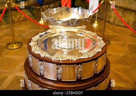 Mailand Italien 7. 12. 2023 : der Davis Cup, den die italienische Tennisnationalmannschaft gewonnen hat, wird im Tapestry-Saal des Palazzo Marino gezeigt Stockfoto