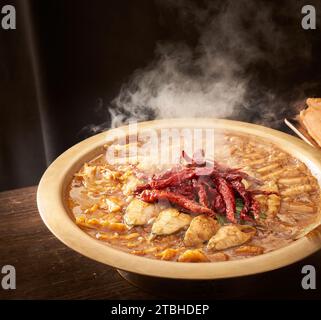 Gedünsteter Karpfenfischkopf in brauner Sauce serviert mit frittiertem Teigstock Stockfoto