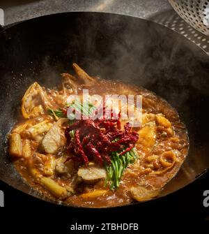 Gedünsteter Karpfenfischkopf in brauner Sauce serviert mit frittiertem Teigstock Stockfoto