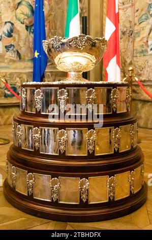 Mailand Italien 7. 12. 2023 : der Davis Cup, den die italienische Tennisnationalmannschaft gewonnen hat, wird im Tapestry-Saal des Palazzo Marino gezeigt Stockfoto