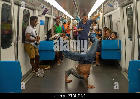 Der Straßenkünstler spielt Akrobatik in der U-Bahn in Rio de Janeiro, Brasilien. Stockfoto