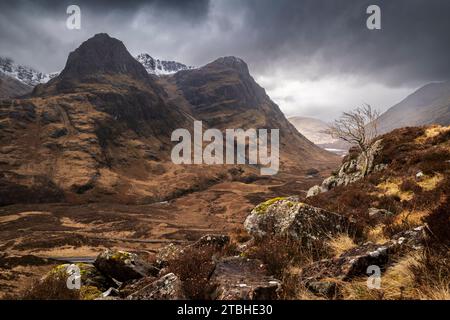 Blick auf den Pass von Glencoe und die Three Sisters Mountains, Glencoe, Schottland, Großbritannien. Frühjahr (März) 2023. Stockfoto