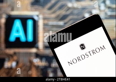 Hongkong, China. November 2023. In dieser Fotoabbildung wird das Nordstrom-Logo der amerikanischen Kette von Luxusschmuck auf einem Smartphone mit einem KI-Chip und einem Symbol im Hintergrund angezeigt. Quelle: SOPA Images Limited/Alamy Live News Stockfoto