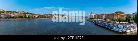 Ein Panoramablick über die Donau in Budapest zum Parlamentsgebäude im Sommer Stockfoto