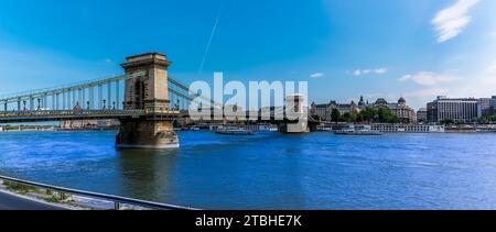 Ein Panoramablick über die Kettenbrücke zum Ostufer der Donau in Budapest im Sommer Stockfoto