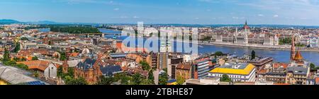 Ein Panoramablick über die Donau in Budapest von der Fischerbastei zum Parlamentsgebäude und zur Margareteninsel im Sommer Stockfoto