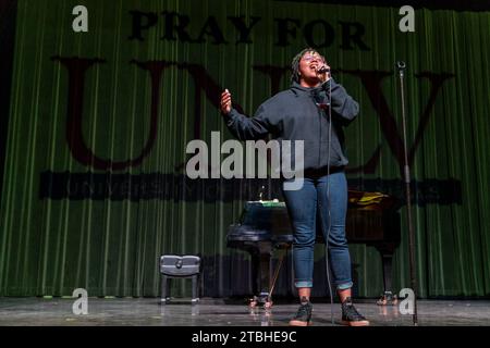 Las Vegas, USA. Dezember 2023. Yvonne Brooks singt bei einem Gemeindetreffen nach einem aktiven Shooter-Event auf dem UNLV Campus in Las Vegas, NV am Mittwoch, den 6. Dezember 2023. (Travis P Ball/SIPA USA) Credit: SIPA USA/Alamy Live News Stockfoto