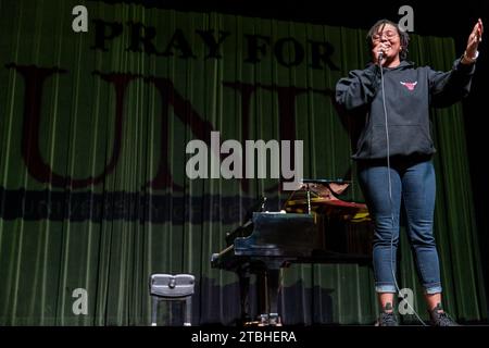 Las Vegas, USA. Dezember 2023. Yvonne Brooks singt bei einem Gemeindetreffen nach einem aktiven Shooter-Event auf dem UNLV Campus in Las Vegas, NV am Mittwoch, den 6. Dezember 2023. (Travis P Ball/SIPA USA) Credit: SIPA USA/Alamy Live News Stockfoto