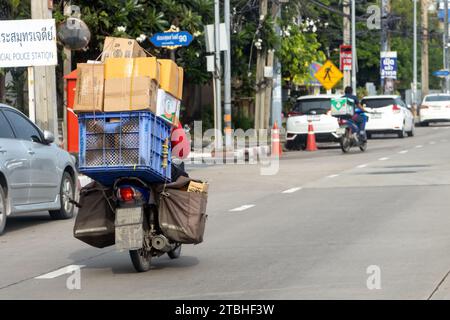 SAMUT PRAKAN, THAILAND, 9. November 2023, Lieferung von Paketen auf einem Motorrad in den Straßen der Stadt Stockfoto