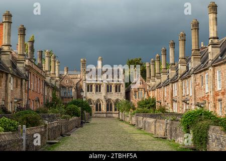 Vicars Close, die älteste erhaltene Wohnstraße Europas, in der Domstadt Wells, Somerset, England. Herbst (September) 2023. Stockfoto