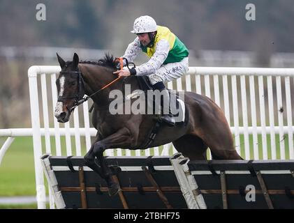 Das beste Leben, das Alex Edwards während der täglichen Aufladungsangebote auf der Rhino.Bet Neulinge-Hürde auf der Market Rasen Racecourse erlebt hat. Bilddatum: Donnerstag, 7. Dezember 2023. Stockfoto