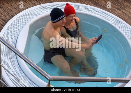 Ein paar Passagiere entspannen sich im Whirlpool an Bord der Hurtigruten MS Richard mit Kreuzfahrtschiff in Norwegen, Skandinavien und Europa Stockfoto