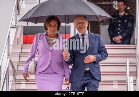 EINGEREICHT - 18. Mai 2023, Japan, Hiroshima: Bundeskanzler Olaf Scholz (SPD) und Britta Ernst, Frau von Bundeskanzlerin Scholz, kommen zum G7-Gipfel am Flughafen an. Mitten in den harten Heimverhandlungen und kurz vor einer schwierigen SPD-Parteikonferenz hat Bundeskanzler Scholz am Donnerstag einen ziemlich wichtigen privaten Termin: am Abend feiert der Regierungschef mit seiner Frau Britta Ernst in einem "sehr privaten Kreis" seinen silbernen Hochzeitstag, wie die Deutsche Presse-Agentur am Donnerstag aus dem Umfeld der Kanzlerin erfuhr. Die beiden sind jetzt seit genau 25 Jahren verheiratet Stockfoto