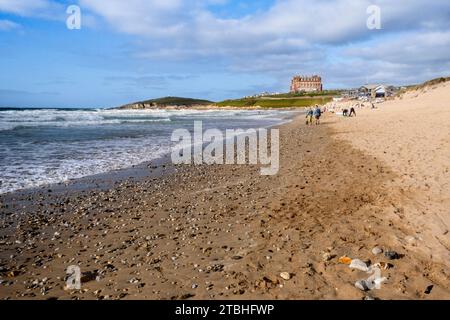 Hochwasser am Ende des Tages am berühmten Fistral Beach in Newquay in Cornwall in Großbritannien. Stockfoto