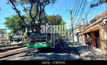 Santos, Sao Paulo, Brasilien. Dezember 2023. SANTOS (SP), 12/2023 - VANDALISMUS/FOOTBALL/REMOTION - dieser Donnerstag schien es wie Aschermittwoch in Santos, an der Küste von Sao Paulo, nach der Zerstörung und dem Vandalismus rund um das Urbano Caldeira Stadion in Vila Belmiro. Die Niederlage gegen Fortaleza während des Fußballspiels, gültig für die 38. Und letzte Runde der brasilianischen Meisterschaft 2023 zu Hause, und der Abstieg frustrierte die Fans, die Busse, Autos, Fahrzeuge der Militärpolizei und die Straßen rund um das Feld verbrannten, wurden zu einer Bühne der Schlachten bei Nacht und bei Sonnenaufgang. (Kreditbild: © Luigi Bongiovan Stockfoto