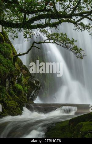 Ceunant Mawr Wasserfall im Dorf Llanberis, Snowdonia National Park, Wales, Großbritannien. Herbst (Oktober) 2023. Stockfoto