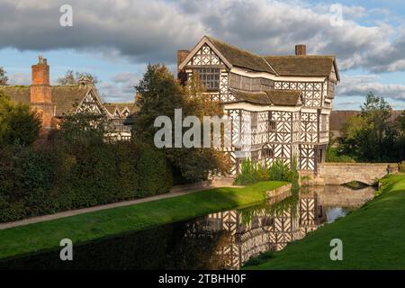 Little Moreton Hall, ein Herrenhaus in Tudor mit einem Graben in der Nähe von Congleton in Cheshire, England. Herbst (Oktober) 2023. Stockfoto