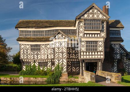 Little Moreton Hall, ein Herrenhaus in Tudor mit einem Graben in der Nähe von Congleton in Cheshire, England. Herbst (Oktober) 2023. Stockfoto