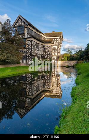 Wunderschöne Little Moreton Hall, ein ikonisches Tudor-Fachwerkhaus in der Nähe von Congleton in Cheshire, England. Herbst (Oktober) 2023. Stockfoto