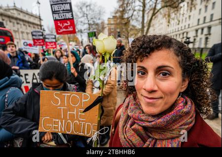 London, Großbritannien. Dezember 2023. Palästina protestiert, indem Schüler und Universitätsstudenten zu einem Waffenstillstand aufgerufen haben, die heute einen eintägigen Streik ausgerufen haben. Die Kundgebung fand in Whitehall gegenüber der Downing Street statt. Der Protest wurde unter anderem von Stop the war organisiert. Guy Bell/Alamy Live News Stockfoto