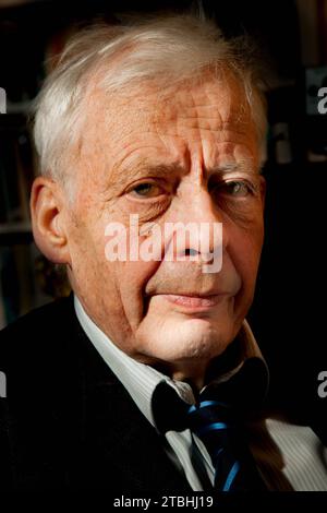 Paris, Frankreich. Dezember 2023. © Gerard Cambon/Le Pictorium/MAXPPP - Paris 05/12/2023 Emmanuel Leroy-Ladurie chercheur en histoire de la Civilisation modern, a Son domincile en 2009 Credit: MAXPPP/Alamy Live News Stockfoto