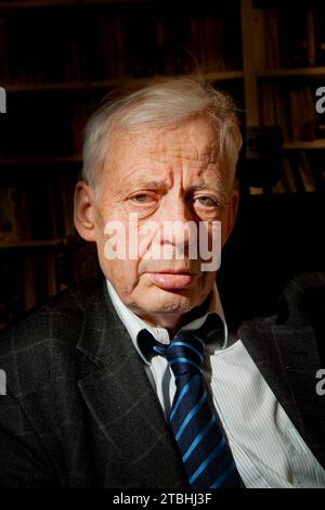 Paris, Frankreich. Dezember 2023. © Gerard Cambon/Le Pictorium/MAXPPP - Paris 05/12/2023 Emmanuel Leroy-Ladurie chercheur en histoire de la Civilisation modern, a Son domincile en 2009 Credit: MAXPPP/Alamy Live News Stockfoto