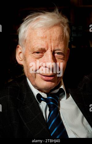 Paris, Frankreich. Dezember 2023. © Gerard Cambon/Le Pictorium/MAXPPP - Paris 05/12/2023 Emmanuel Leroy-Ladurie chercheur en histoire de la Civilisation modern, a Son domincile en 2009 Credit: MAXPPP/Alamy Live News Stockfoto