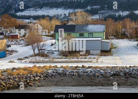 Nesna Museum und Umgebung mit Schnee in Nesna, Nordland, Norwegen, Skandinavien, Europa im Oktober Stockfoto