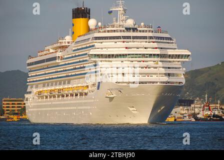 Santos City, Brasilien. Das Kreuzfahrtschiff Costa Fortuna verlässt den Hafen von Santos bei Sonnenuntergang. Stockfoto