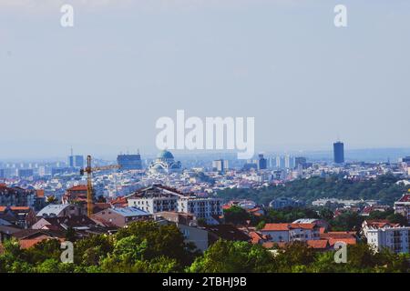 Panoramablick auf den zentralen Teil von Belgrad. Der alte Teil der Stadt und der Teil der Stadt mit Kränen im Bau Stockfoto